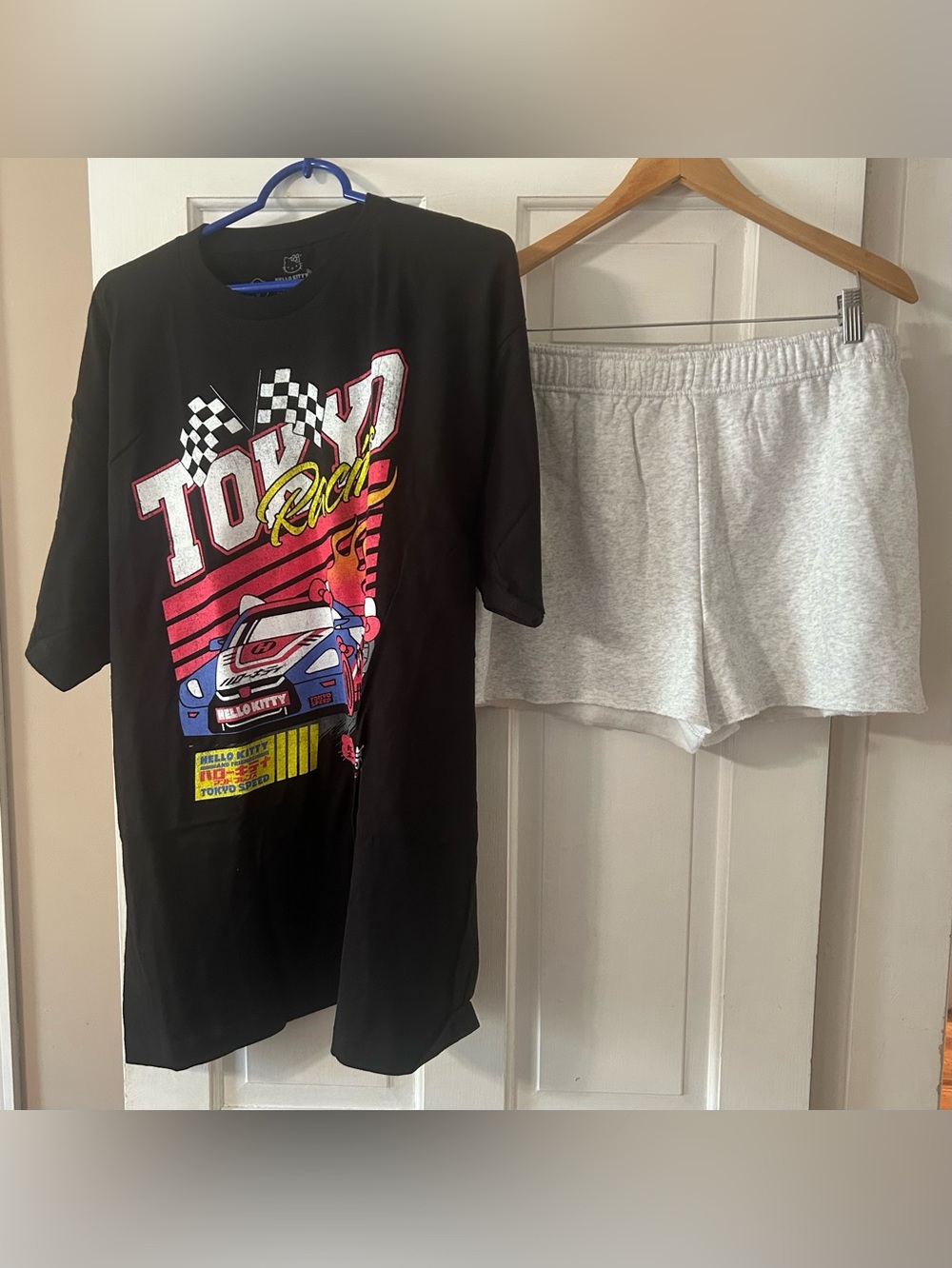 Women’s No Boundaries Shorts w/ Hello Kitty Shirt 2x